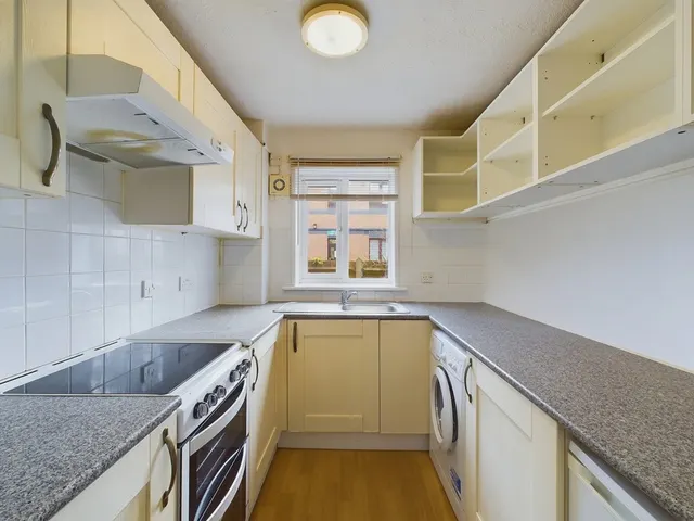 Northgate, RH10, photo 3