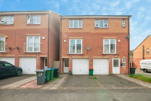 Farm End Close, West Bromwich, B71, photo 1