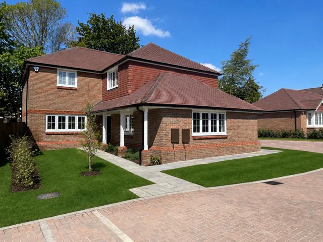 Otway Close, Tadworth, photo 1