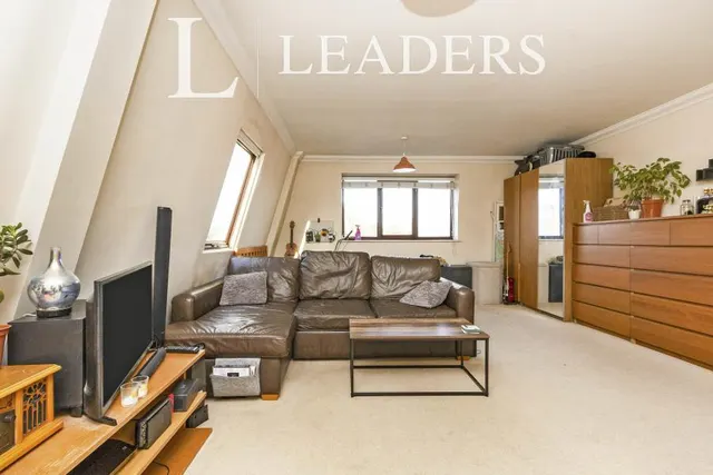 Walton Road, Woking, GU21, photo 2