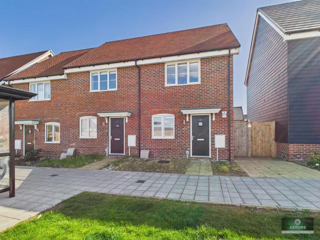 Somerset Road, Kilnwood Vale, Faygate, photo 1