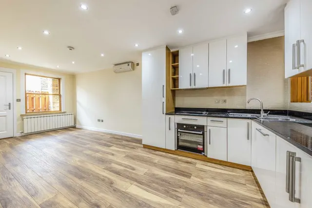 Plough Lane, Teddington, TW11, photo 2