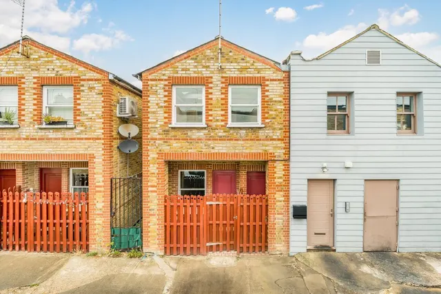 Plough Lane, Teddington, TW11, photo 1