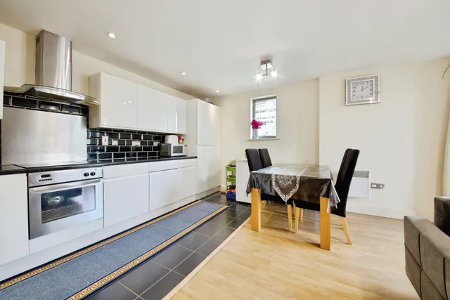 Photo 2 — 93 Clements Road, Ilford