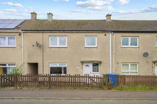 Bridgend Place, Whitburn, photo 1