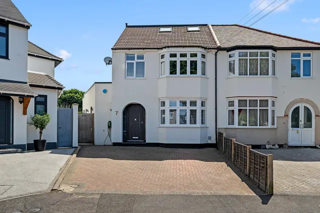 Shrubland Grove, Worcester Park KT4 8TB, photo 1