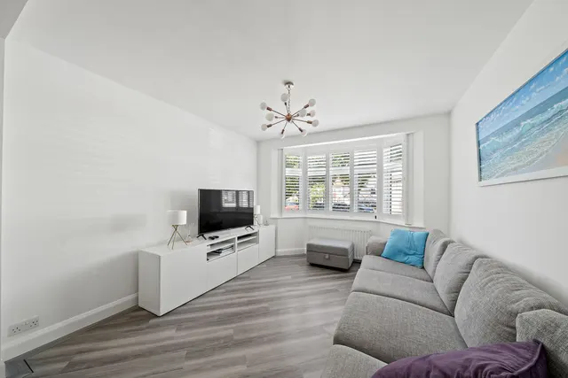 Photo 3 — Shrubland Grove, Worcester Park KT4 8TB