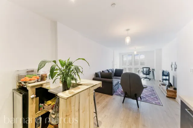 Marketfield Way, Redhill, RH1, photo 1