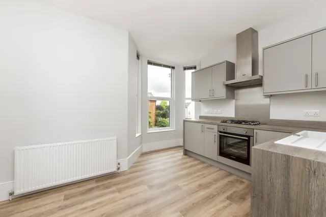 Chiswick High Road, W4, photo 2