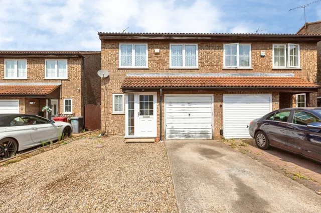 Sandringham Court, SLOUGH, photo 1