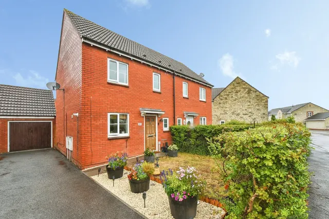 Honeysuckle Close, CALNE, photo 1