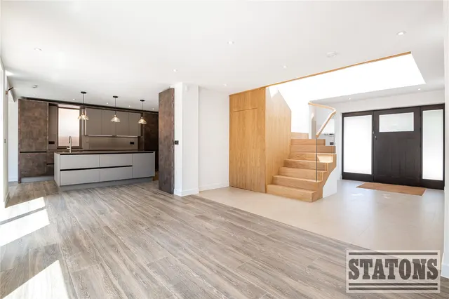 Photo 2 — Westwood Close, Potters Bar, Hertfordshire, EN6 1LH