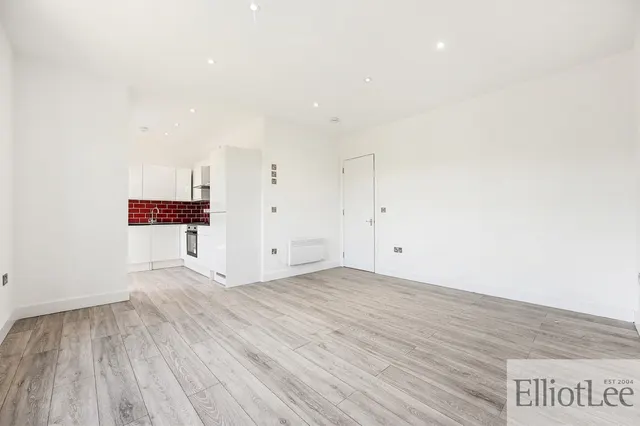 Photo 3 — Kenton Road, Harrow, HA1