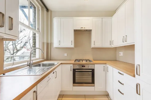 Photo 3 — 15 Priory Mansions, 90 Drayton Gardens, London