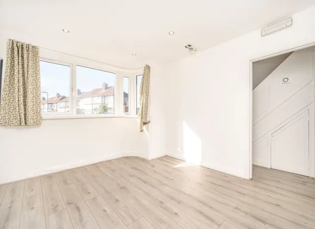 Woodhouse Avenue, Perivale, UB6, photo 2