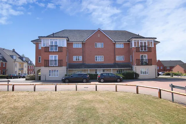 St. Crispin Crescent, Northampton, photo 1