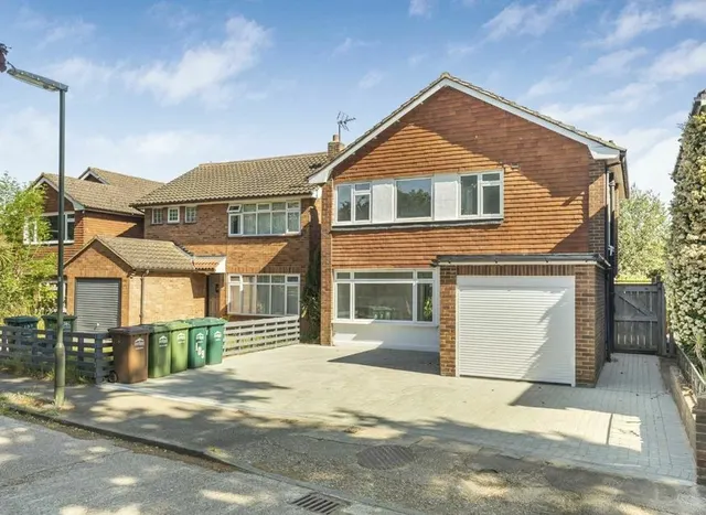 Staines Road East, Sunbury-On-Thames, TW16, photo 1