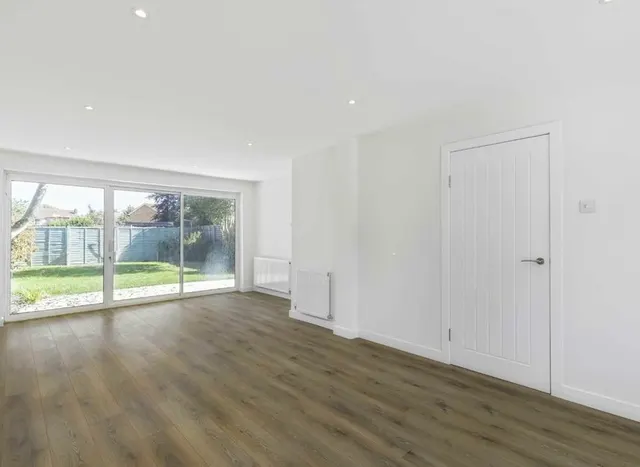 Staines Road East, Sunbury-On-Thames, TW16, photo 2