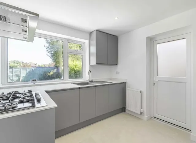 Staines Road East, Sunbury-On-Thames, TW16, photo 3