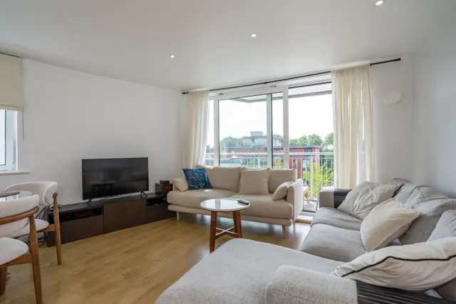 Photo 2 — Holland Gardens, Brentford, TW8