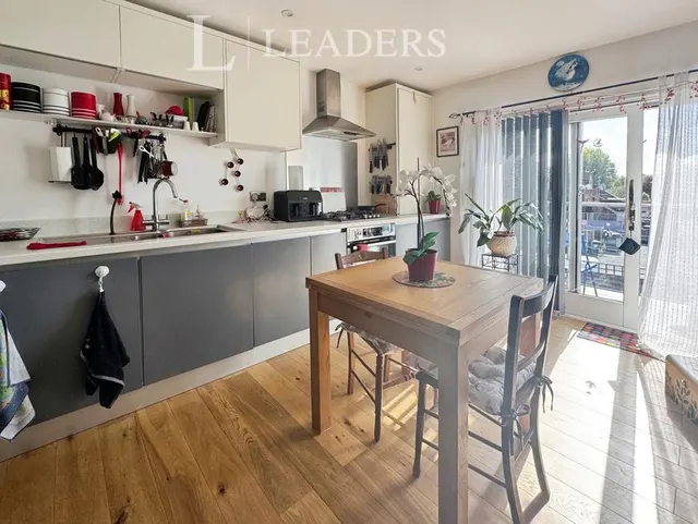 Pyrford Close, PO7, photo 3