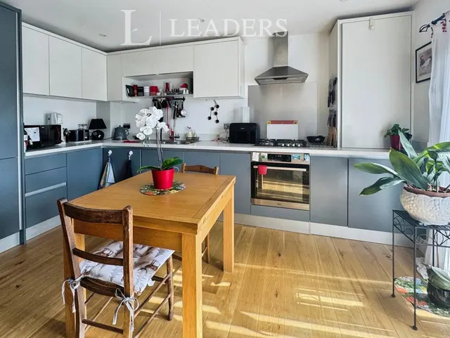 Pyrford Close, PO7, photo 2