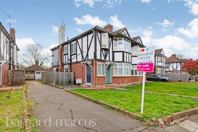Aboyne Drive, London, photo 1