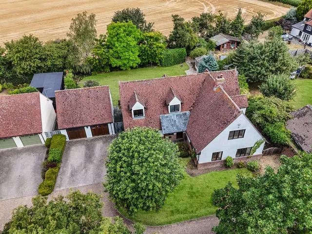 Bannister Green, Felsted, Dunmow, CM6 3NF, photo 1