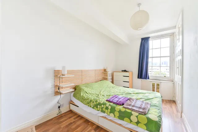 Photo 3 — 104 Peters Court, Porchester Road, London