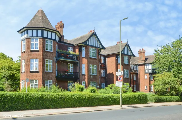 Finchley Road, London, NW2, photo 1
