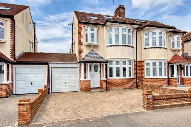 Cadogan Gardens, South Woodford, E18, photo 1