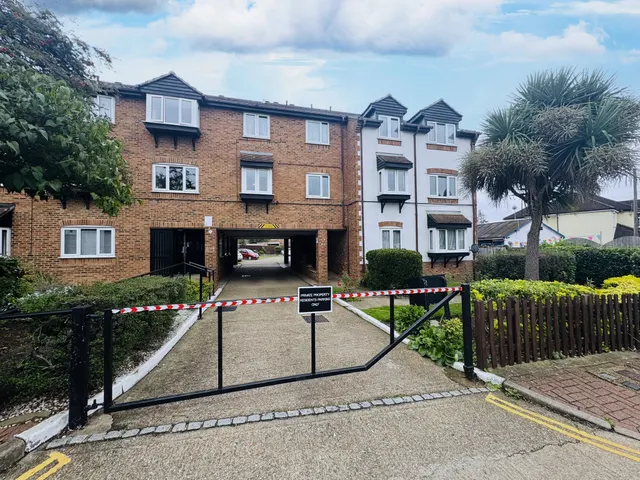 Eskdale Avenue, Northolt, UB5, photo 1