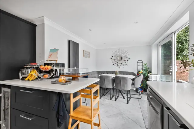 Gosden Road, West End, GU24, photo 2