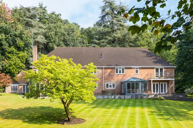 8 bedroom house — Church Road, St. Johns, Woking, GU21