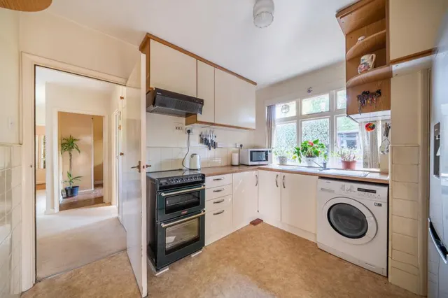 Penton Hall Drive, Staines-Upon-Thames, TW18, photo 2