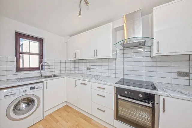 Kingston Road, TW11, photo 3