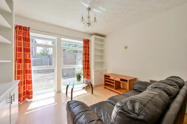 Photo 3 — 4 Falcon House, 26 Morden Road, London