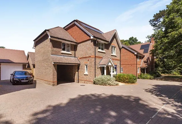 Phillips Close, RG41, photo 1