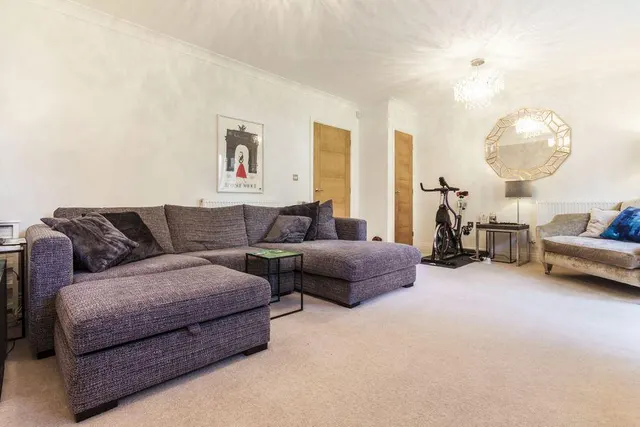 Phillips Close, RG41, photo 3