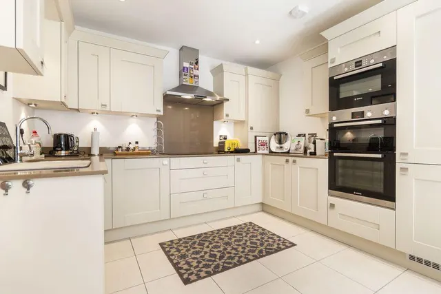 Phillips Close, RG41, photo 2