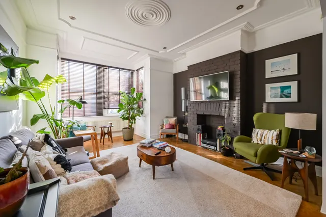 111 Warwick Road, London, photo 1