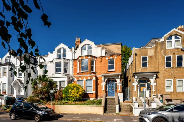 London, SW19, photo 1