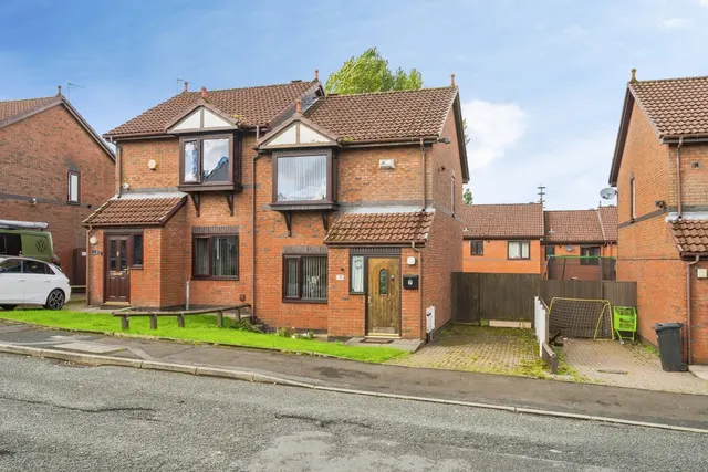 St. Gregorys Close, Bolton, BL4, photo 1