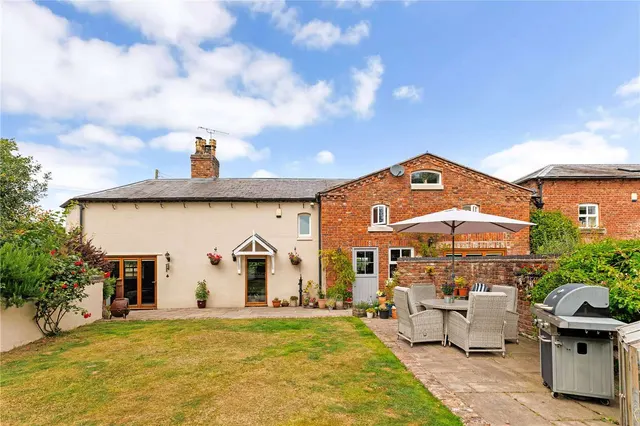 Croeshowell Hill, Rossett, LL12, photo 1