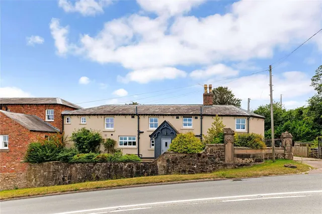 Croeshowell Hill, Rossett, Wrexham, LL12 0AA, photo 1