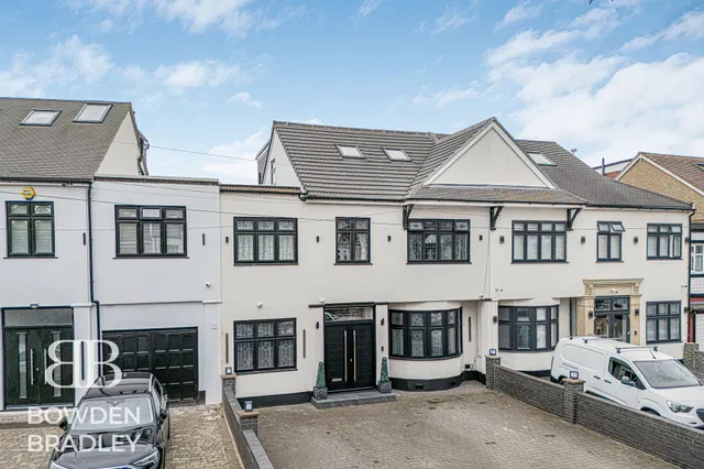 Stradbroke Grove, Clayhall, IG5, photo 1