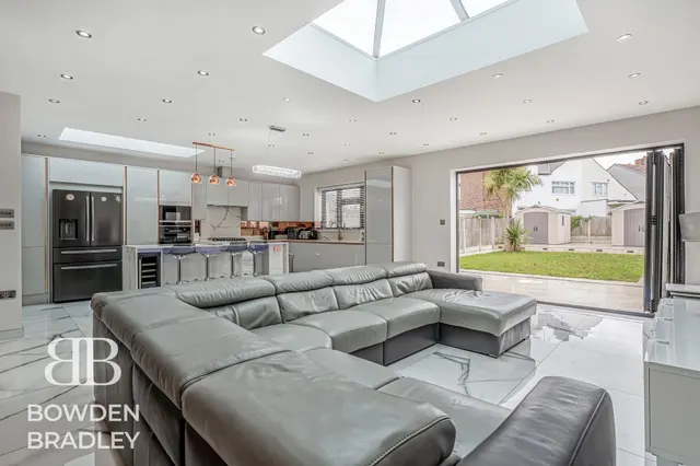 Photo 2 — Stradbroke Grove, Clayhall, IG5