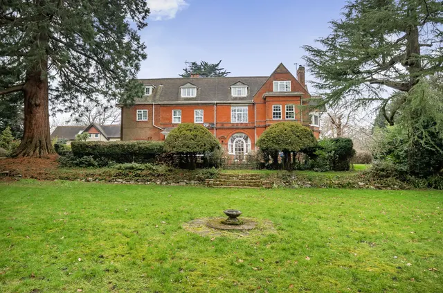 Lower Hale, Farnham, Surrey, GU9 9RP, photo 1