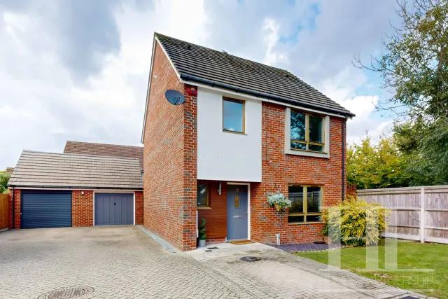 Delrogue Road, Crawley, RH11, photo 1