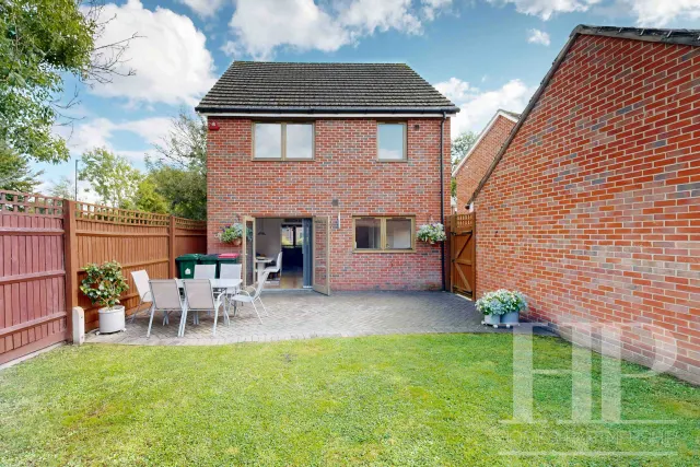 Delrogue Road, Crawley, RH11, photo 3
